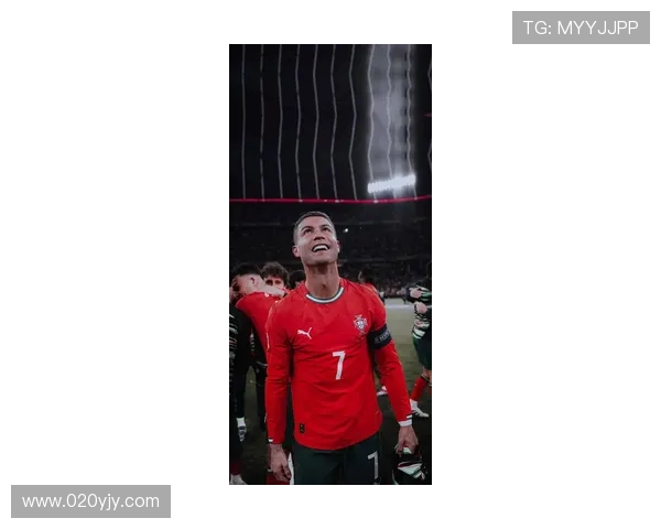 C罗世界杯赛场专注眼神壁纸展现足球巨星魅力与决心 C罗世界杯赛场专注眼神壁纸展现足球巨星魅力与决心